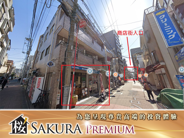 Small full scale shop residence in Tokyo shopping district