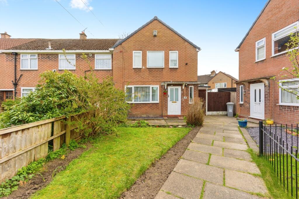 Two bedroom townhouse with a large garden in the m33 area of greater manchester, near top schools (1)