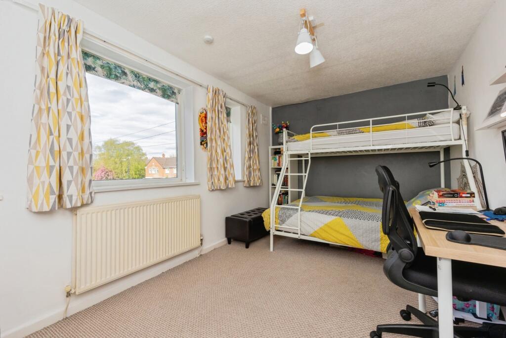 Two bedroom townhouse with a large garden in the m33 area of greater manchester, near top schools (2)