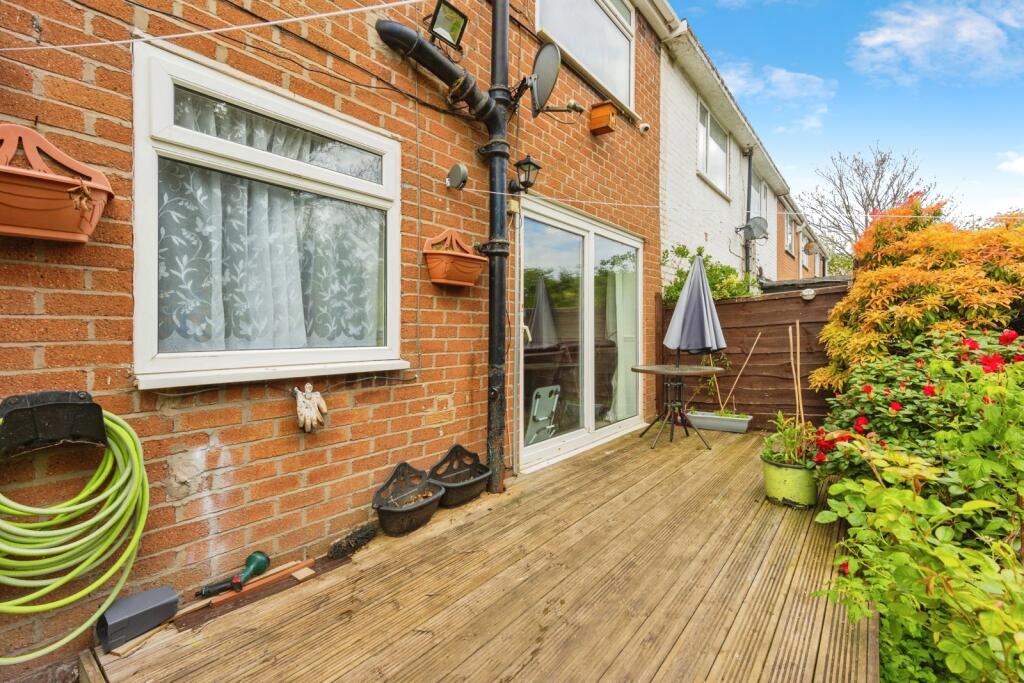 Two bedroom townhouse with a large garden in the m33 area of greater manchester, near top schools (3)