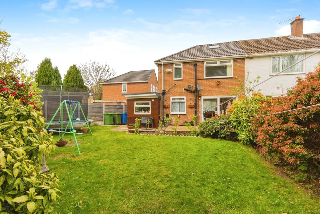 Two bedroom townhouse with a large garden in the m33 area of greater manchester, near top schools (4)