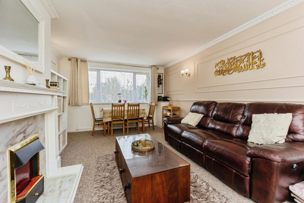 Two bedroom townhouse with a large garden in the m33 area of greater manchester, near top schools (5)