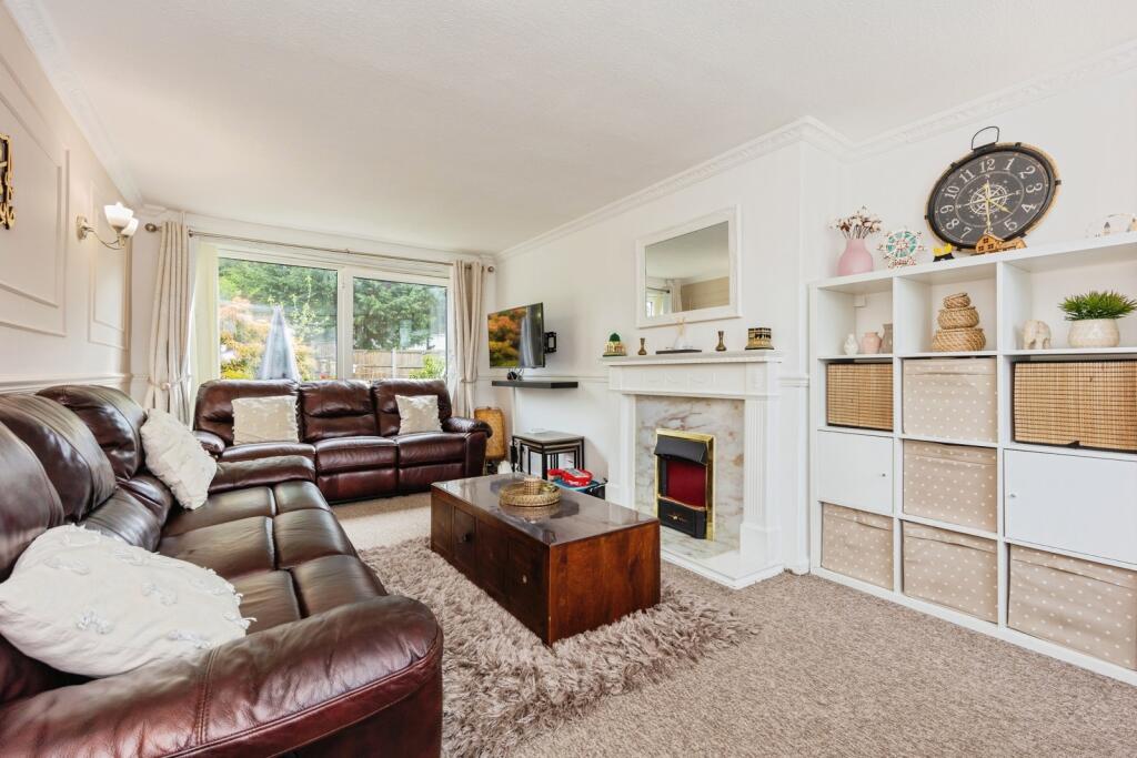 Two bedroom townhouse with a large garden in the m33 area of greater manchester, near top schools (6)
