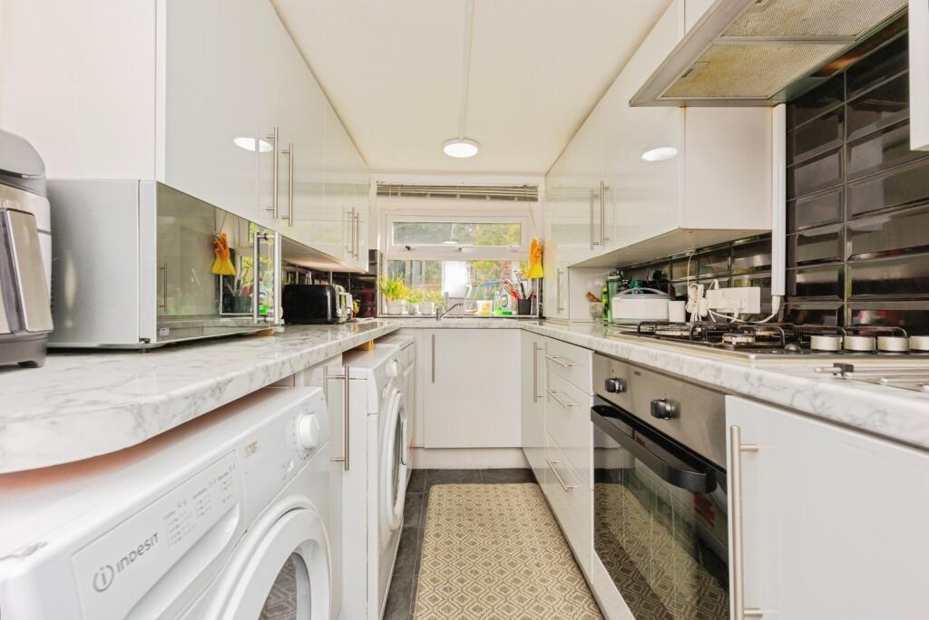 Two bedroom townhouse with a large garden in the m33 area of greater manchester, near top schools (7)