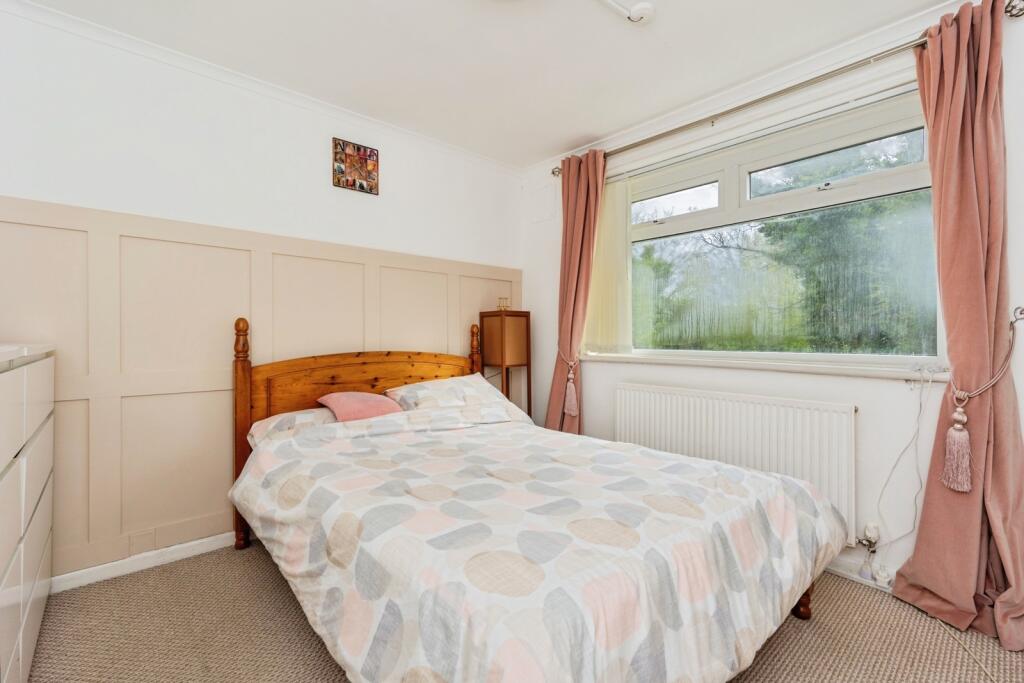 Two bedroom townhouse with a large garden in the m33 area of greater manchester, near top schools (8)