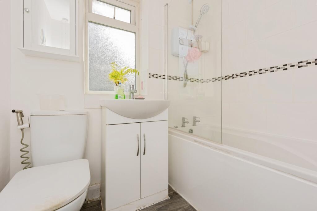Two bedroom townhouse with a large garden in the m33 area of greater manchester, near top schools (9)