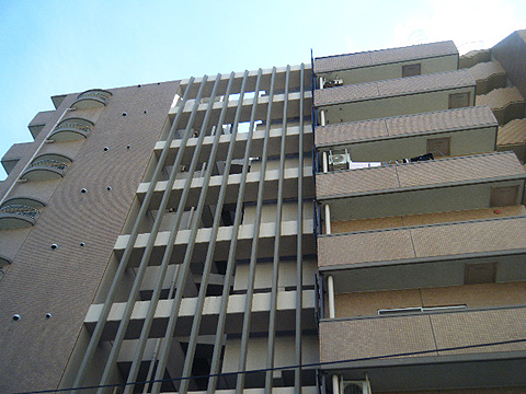 Selling a 300 square feet large unit with a lease agreement in hakata, fukuoka (2)