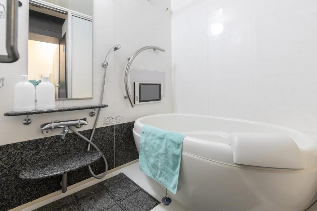 7 Story Operational Guesthouse in Popular Tourist Area in Osaka Central District (5)