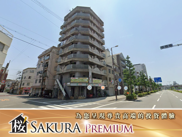 A rare corner residential building built in Osaka's Minato Ward in 1991.