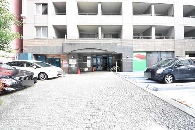 2 Mins from Station, Post 2000 Apartment with Tenancy (5)