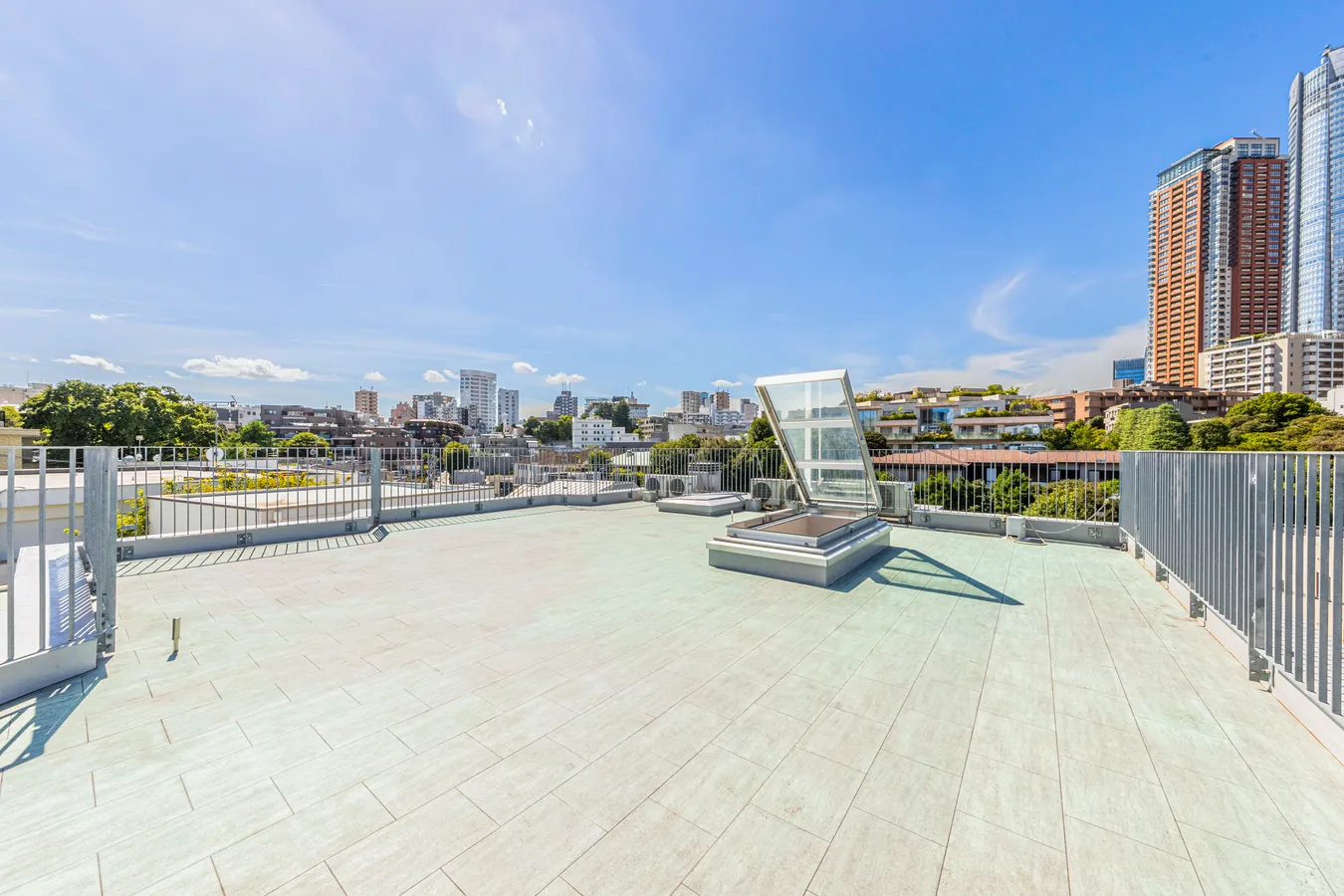 4 Bedroom Detached House in Minato Ward with Rooftop Terrace Offering Tokyo Tower View (10)