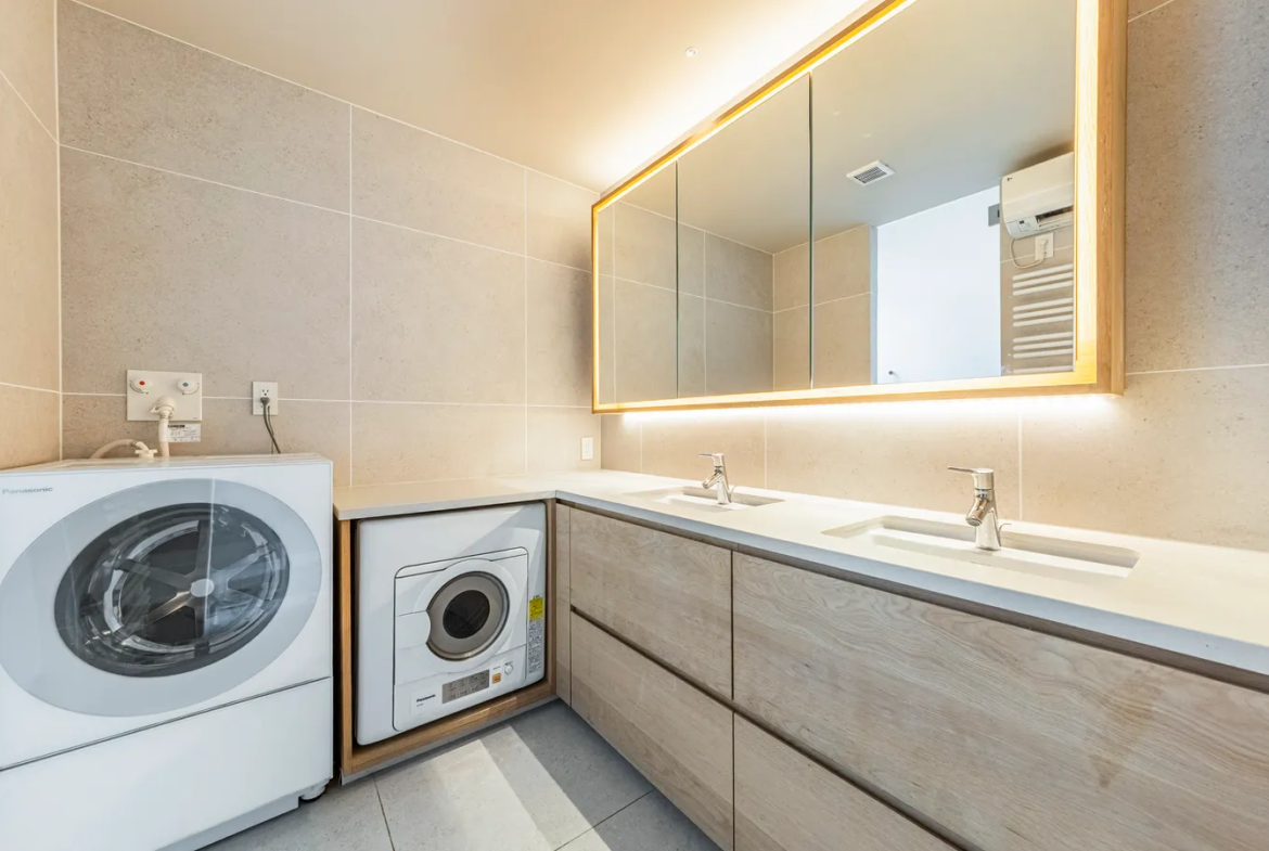 4 Bedroom Detached House in Minato Ward with Rooftop Terrace Offering Tokyo Tower View (11)