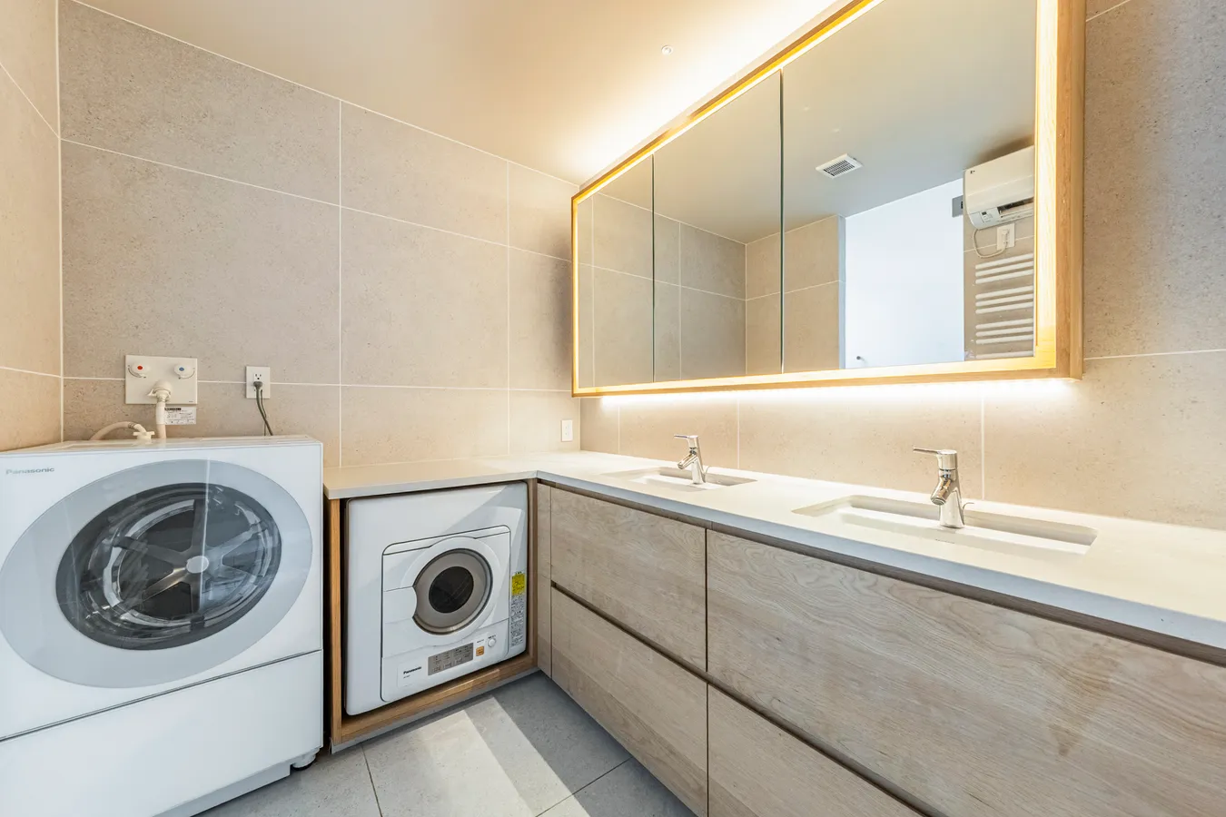 4 Bedroom Detached House in Minato Ward with Rooftop Terrace Offering Tokyo Tower View (11)