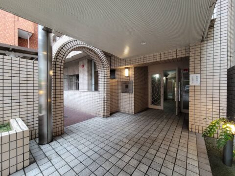Fukuoka Tojinmachi Station 5 Min Walk! South Facing Corner Unit with Tenancy – 7.65% Gross Yield Investment Gem (1)