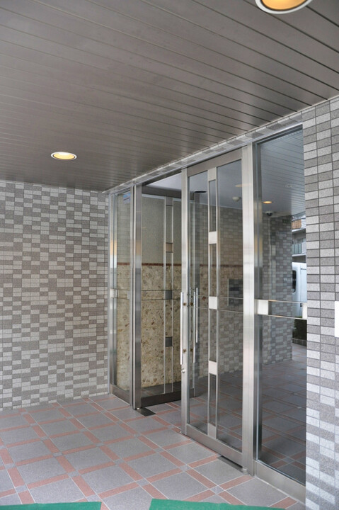 Osaka Sakuranomiya Station 8 Min Walk! South East Corner Unit with Tenancy – Triple Line Access Rental Property (4)