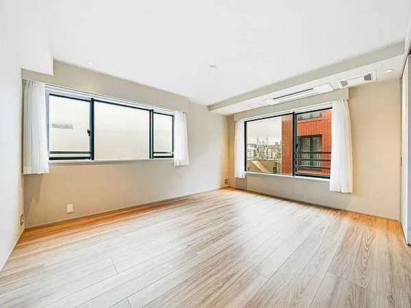 Tokyo Omotesando Station 5 Min Walk! Top Floor Duplex 2LDK, Fully Renovated Luxury Residence in 2026! (8)